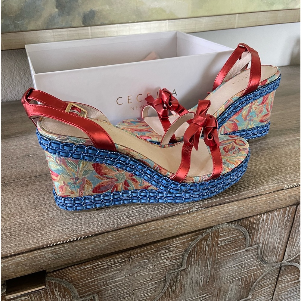 Women’s shoes brand new in box super stylish, and super comfortable. Unique look